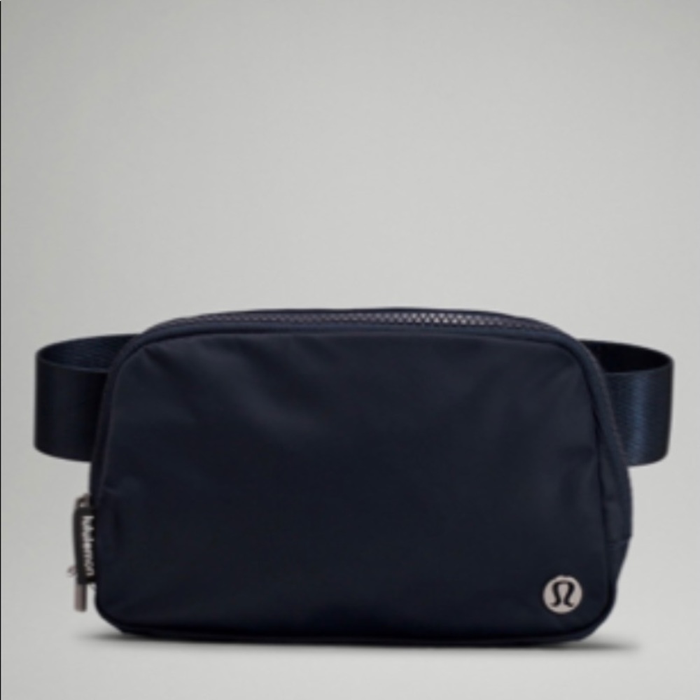 Lululemon everywhere belt bag!! True navy